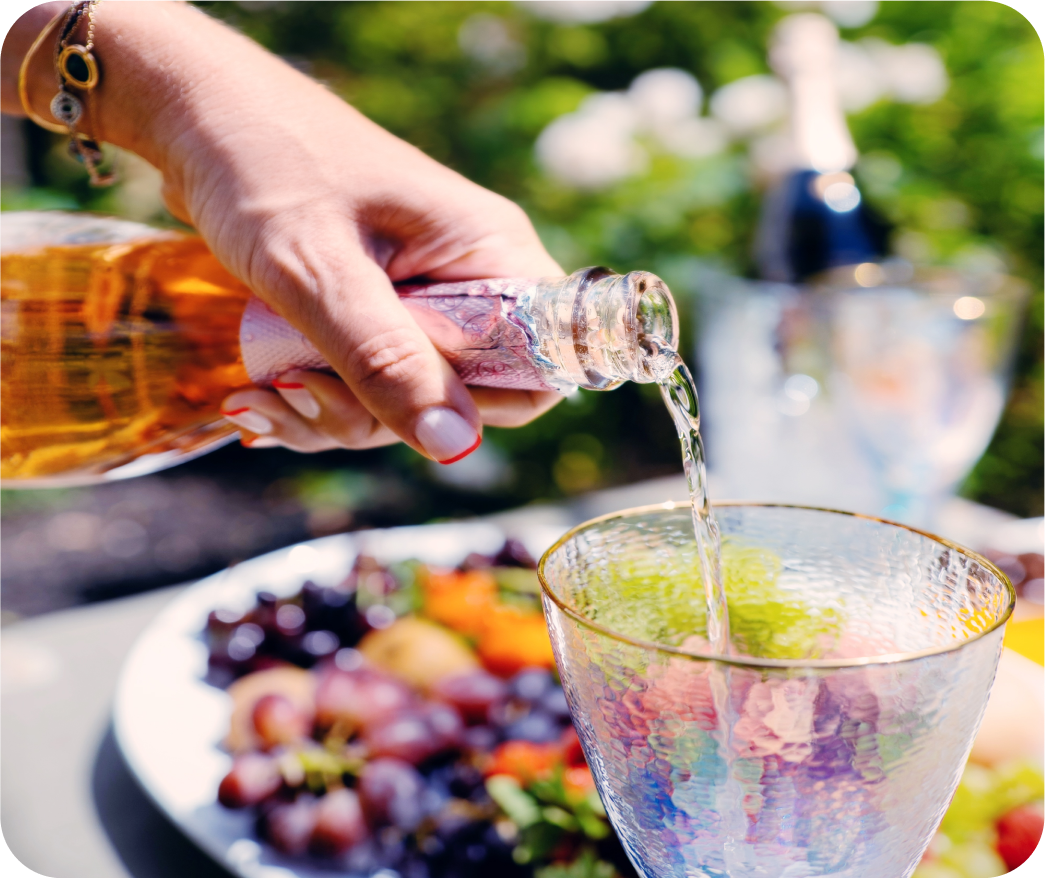 Servierempfehlung: Bella Principessa Prosecco D.O.C. Rosenflasche mit Gläsern und Eiskübel.