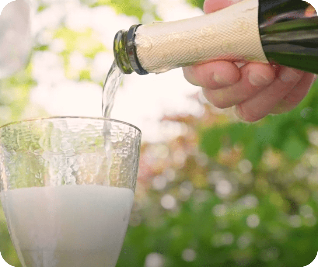 Bella Principessa Prosecco Superiore D.O.C.G подается в стакане.