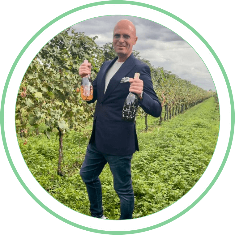 Prosecco Partners: Michael Goldstein, CEO e fondatore di Prosecco Ventures, si erge fiducioso davanti a un vigneto di Prosecco.