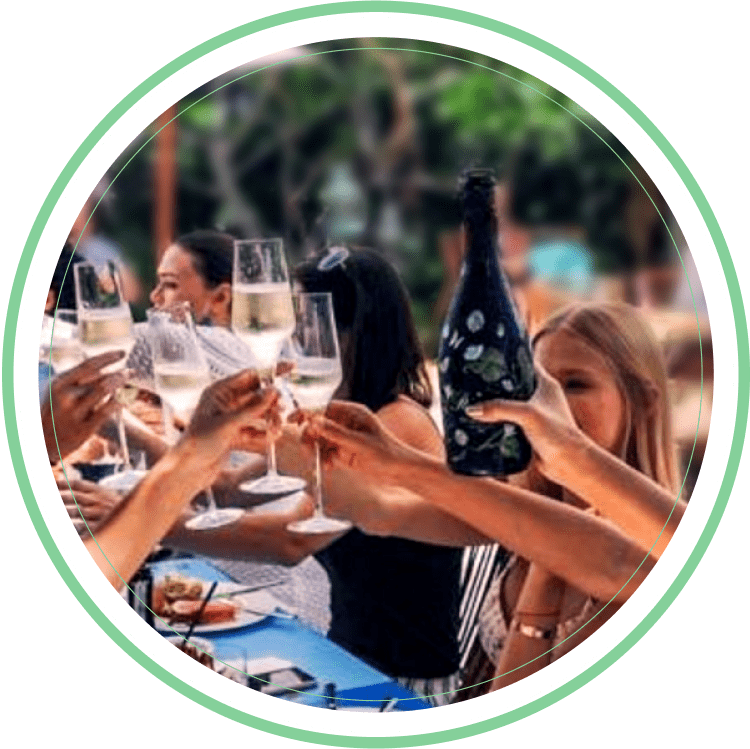Hübsche Mädchen sagen „Prost“ mit Bella Principessa Premium-Prosecco